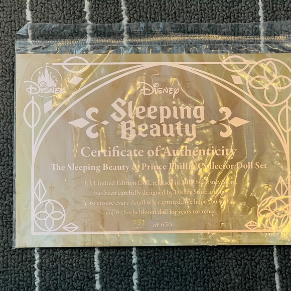 Disney Store - Limited Edition 17" 60th Anniversary Sleeping Beauty Doll Set - Picture 3 of 3